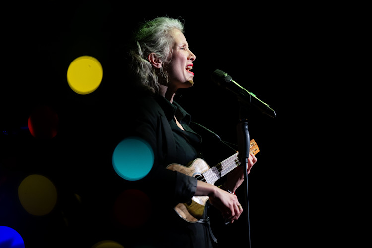 Comic-Zeichnerin Naomi Fearn singt ihren Ringbahnsong