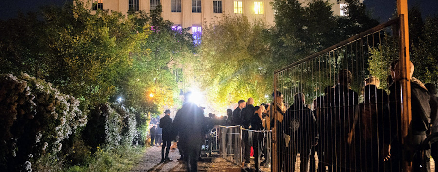 Mit dem schnöden Mammon in den Tanztempel: Berliner „Jesus“ schleust Touristen gegen Geld ins Berghain