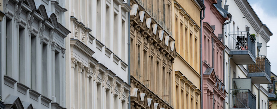 Von Weiß zu Grau: Wer in Berlin über Fassadenfarben entscheidet