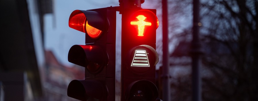Berlins ewig rote Ampel: Hier werden Fußgänger zu „Rotläufern“ umerzogen