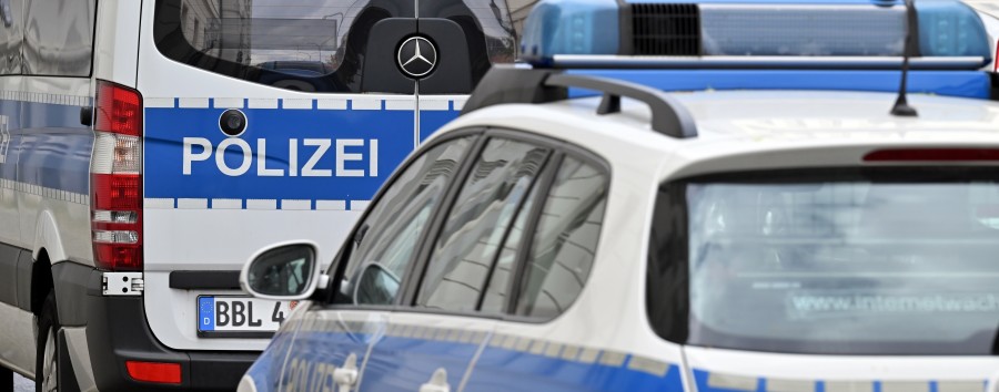 Auch der Berliner Polizei passiert es: Streifenwagen bleibt in Schöneberger Parkhaus stecken