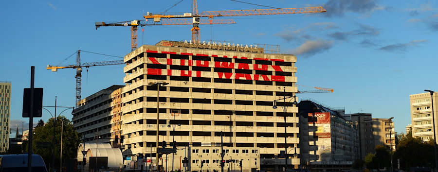 Anti Berliner Anti-Kriegs-Botschaft: „Stop Wars“-Schriftzug am Alexanderplatz von Unbekannten übermalt