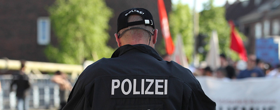 Rechtswidrige Symbolik vermutet: Berliner Polizist stoppt Demonstranten der „Eisernen Front“