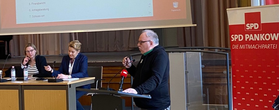 Auch mal mit Kunstbart zur Abstimmung: Wie ein Pankower SPD-Funktionär unter falschem Namen seine Partei kritisiert