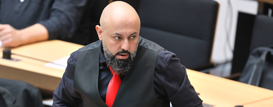 „Alle zusammen auf die Barrikaden!“: Neuköllner Bundestagsabgeordneter Ferat Koçak provoziert mit Rap-Video vorm Reichstag
