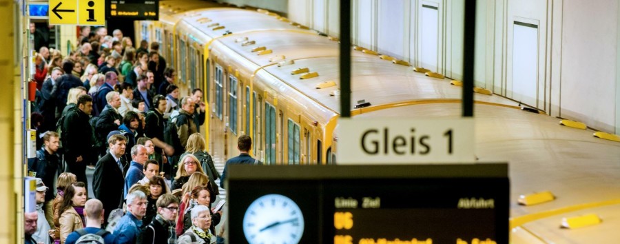 Busnotfahrplan, kaputte U6, S-Bahn-Störungsbingo: Wie der Berliner Nahverkehr seine Fahrgäste wieder auslädt