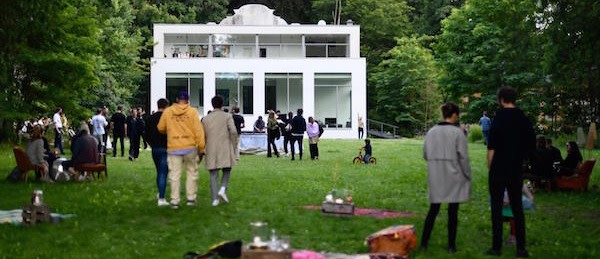 Picknick mit internationaler, zeitgenössischer Kunst