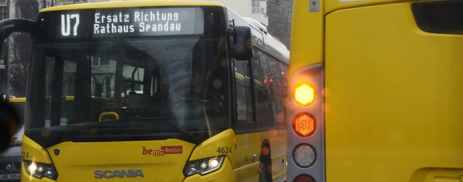 250 Euro die Stunde für Schienenersatzverkehr: Leerer Markt treibt Preise bei privaten Busunternehmen in Berlin immer höher