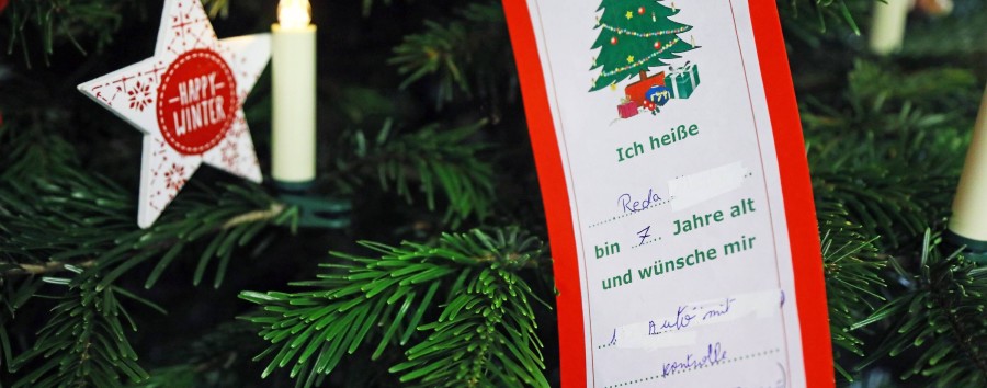 Buntstifte, Kartenspiele, Baby-Schneeanzüge: Wunschbäume bescheren Kindern aus ärmeren Familien in Berlin Weihnachtsgeschenke
