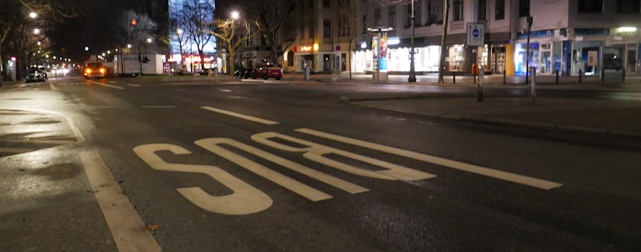 Blockierte Busspur: BVG sieht kein Problem, Verursacher sieht keine Lösung