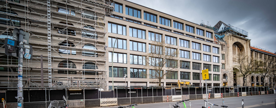 Fragwürdiger Fehler: Neues Tacheles-Quartier schreibt Auschwitz auf Infotafel mit zwei „s“