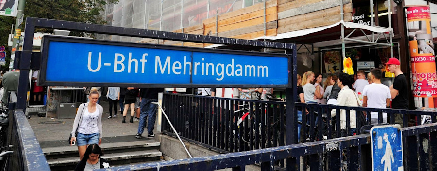 Feindselige Möblierung in Berlin: Sollen die Armlehnen am U-Bahnhof Obdachlose fernhalten?