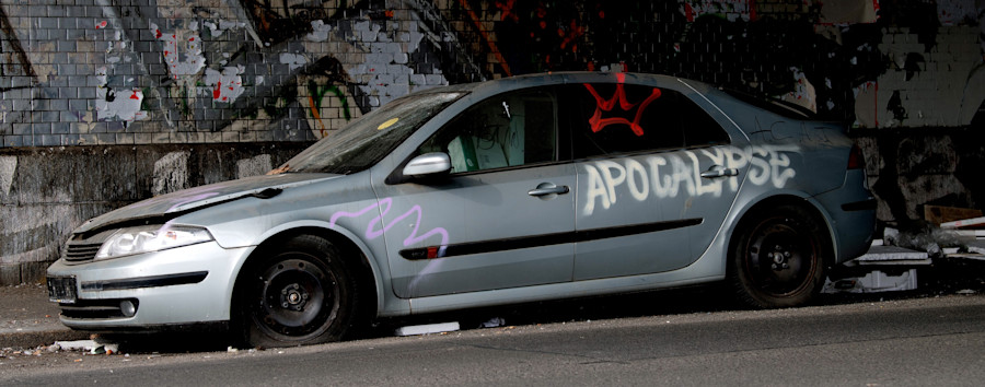 Alles Schrott? Warum so viele Auto-Wracks am Columbiadamm stehen