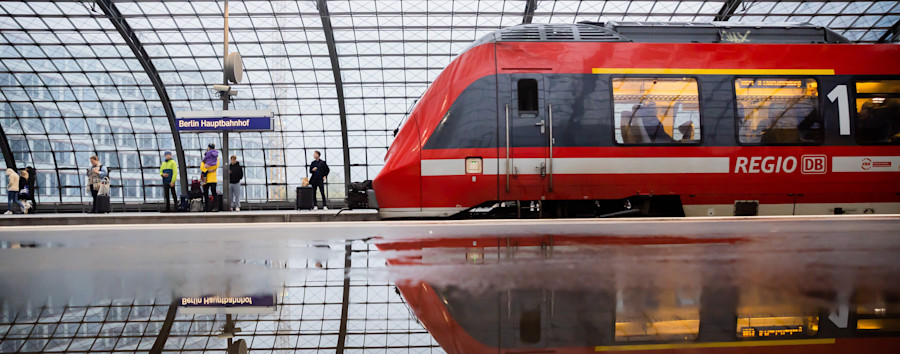 Die Bahn hat einen Dachschaden: Wasserfall überschwemmt Berliner Hauptbahnhof zum EM-Finale