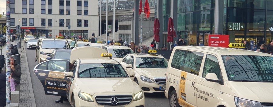 Nach Aufhebung von Halteplätzen am Europaplatz: Berliner Verkehrsverwaltung holt Taxis zurück vor den Hauptbahnhof