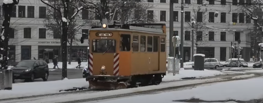 Münchens einzige Schneepflug-Tram ist von 1926: Berlins BVG baut auf andere Technik zum Schneeräumen