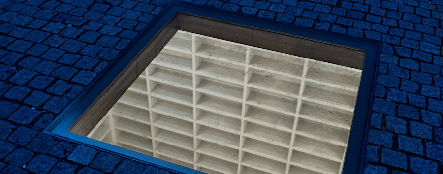 Glasplatte ist erneut zerkratzt: Ärger um Denkmal für Bücherverbrennung auf dem Bebelplatz