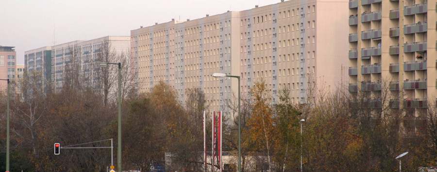 Posse bei der Degewo: Seit zwei Monaten brennt ununterbrochen Licht in einem Marzahner Wohnhaus