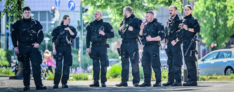 Vom „staatlichen Ordnungsanspruch“ bis „Amt mit Herz“: Was sollen Berliner Beamte mit ihrer Kleidung verkörpern?