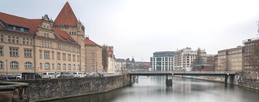 Seit mehr als 30 Jahren: Geländer versperren Fußwege an Berliner Kreuzung