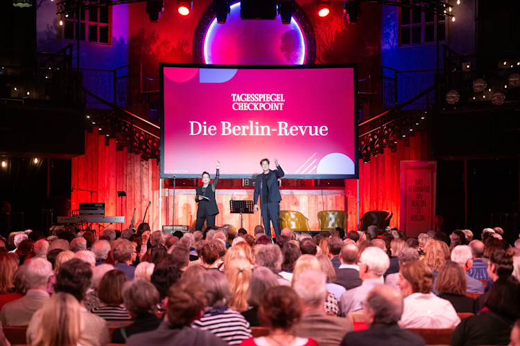 Begrüßung bei der Checkpoint-Revue