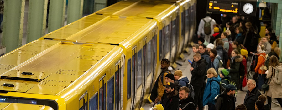 Verkehrssenatorin Bonde zur BVG-Krise: Zuverlässigkeit der BVG soll 2025 wieder aufgebaut werden