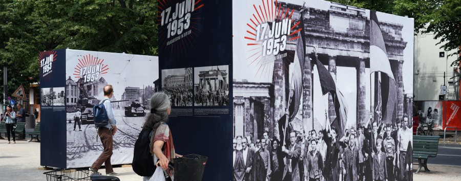 „Beklemmende Aktualität“: Gedenken an 17. Juni vor der russischen Botschaft in Berlin