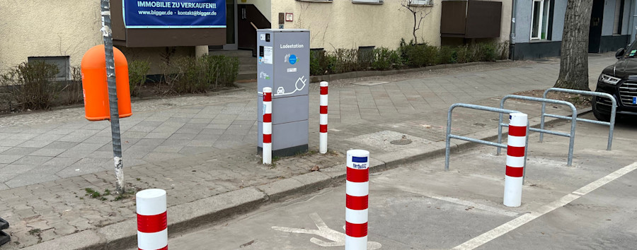 Behörden-Versagen? Warum eine E-Ladesäule in Charlottenburg-Wilmersdorf nicht zugänglich ist