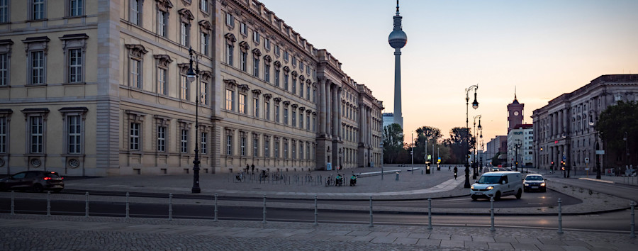 Von grauen Parkplätzen zu grünen Park-Plätzen? Was für und was gegen eine stärkere Entsiegelung Berlins spricht 