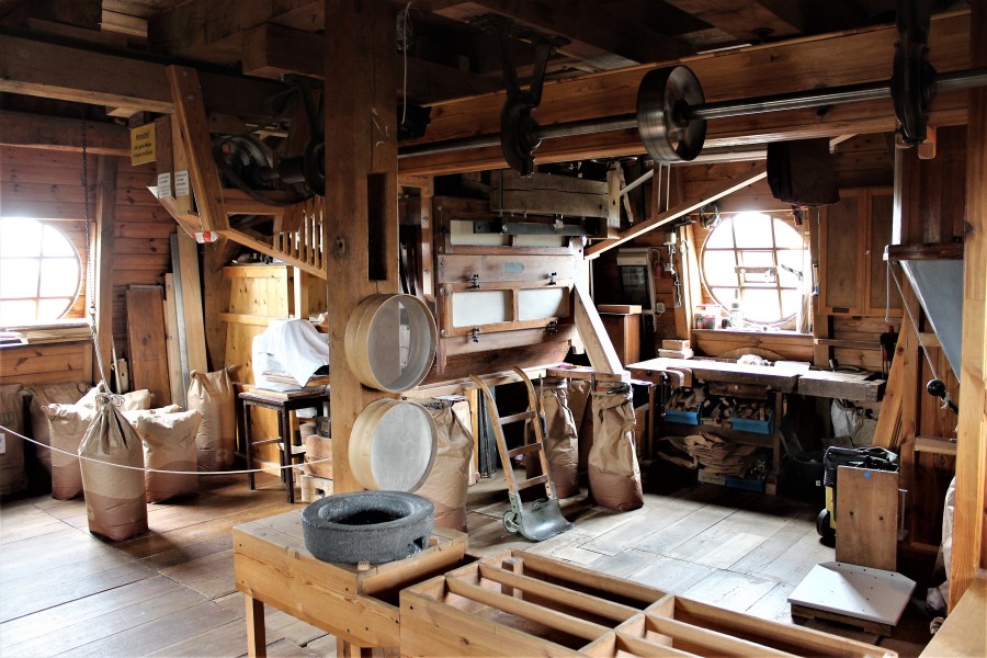 Alte Gerätschaften gucken in der Mühle am Schloss Sanssouci