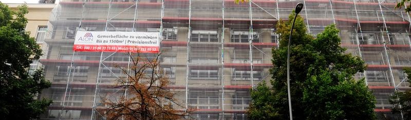 Wohnungsbaugesellschaft will Mietshaus in Berlin-Mitte einrüsten