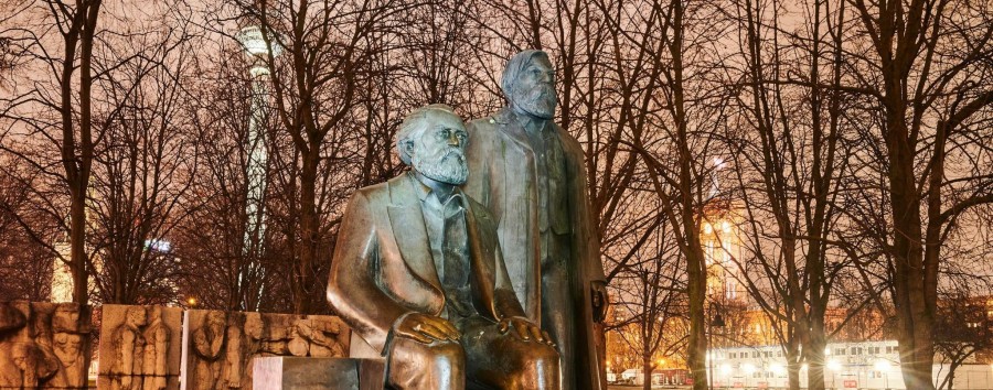 Denkmal-Ensemble in Berlin-Mitte: Figuren von Karl Marx und Friedrich Engels mit „Palitüchern“ verunstaltet