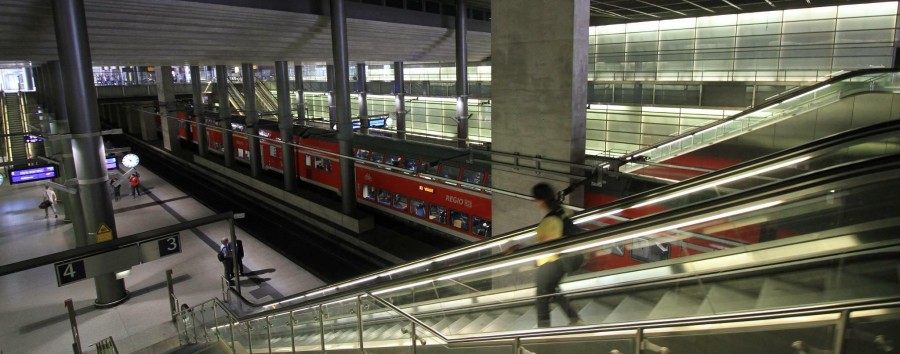 Die „Zwischenpassarelle“ bleibt: Deutsche Bahn will eigenwillige Schreibweise auf Schildern am Potsdamer Platz beibehalten