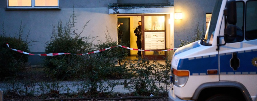 Pipi-Problem in Kreuzberg nach einer Woche gelöst: Heute werden Dixi-Klos für Polizisten vorm Haus von Daniela Klette aufgestellt