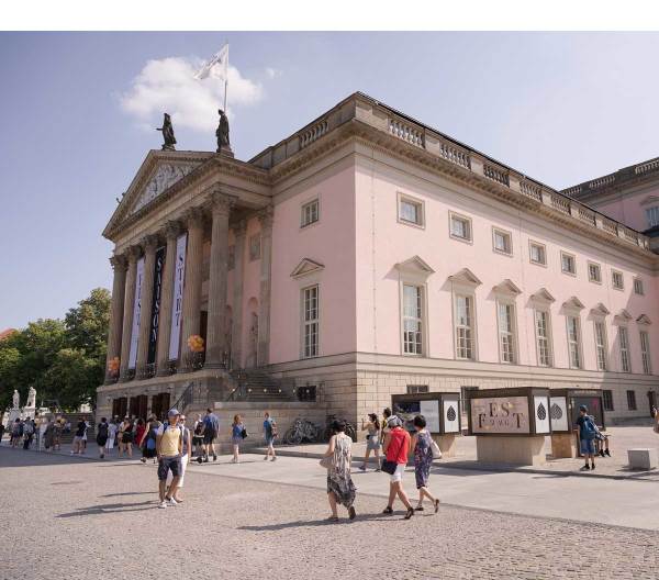 https://ar.tagesspiegel.de/r?t=https%3A%2F%2Fwww.staatsoper-berlin.de%2Fde%2F