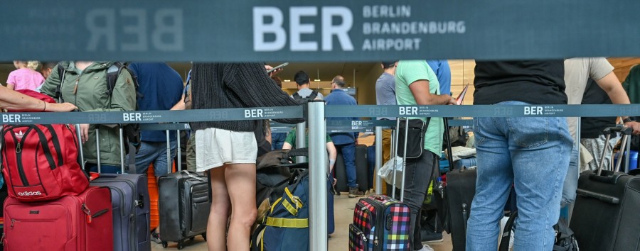 Langes Warten am Flughafen BER: Passagiere standen anderthalb Stunden an den Kofferbändern