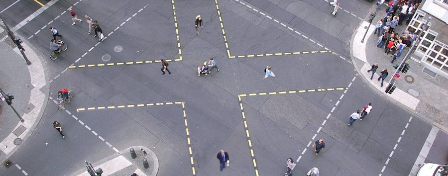 Die Fußgänger sollen schuld sein: Deswegen schafft Berlin die Rundum-Grün-Ampel am Checkpoint Charlie ab