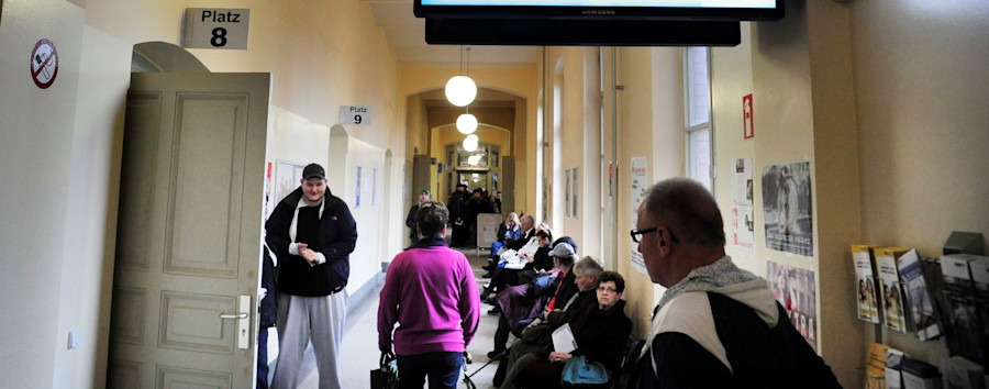 Kein Bargeld akzeptiert: Schriftsteller droht auf Bürgeramt mit Hungerstreik