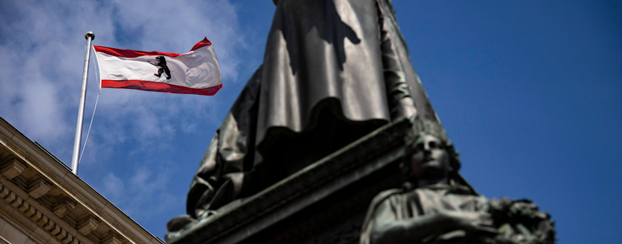 Kein schneller Wechsel mehr in die Wirtschaft: Linke und Grüne fordern Karenzzeit für Ex-Senatoren in Berlin