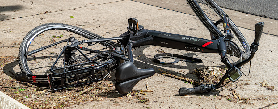 Motorisierte Gewalt in Berlin: Aggressiver Autofahrer rammt Fahrradfahrer in Friedrichshain