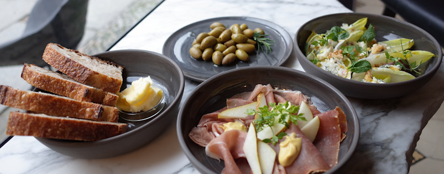 Café, Austernbar und Kunstgalerie in Einem