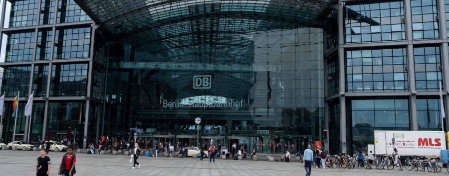 Fahrradchaos am Berliner Hauptbahnhof: Bezirk entfernt die neuen Radbügel am Europaplatz wieder