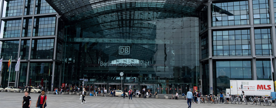 Fahrradchaos am Berliner Hauptbahnhof: Bezirk entfernt die neuen Radbügel am Europaplatz wieder