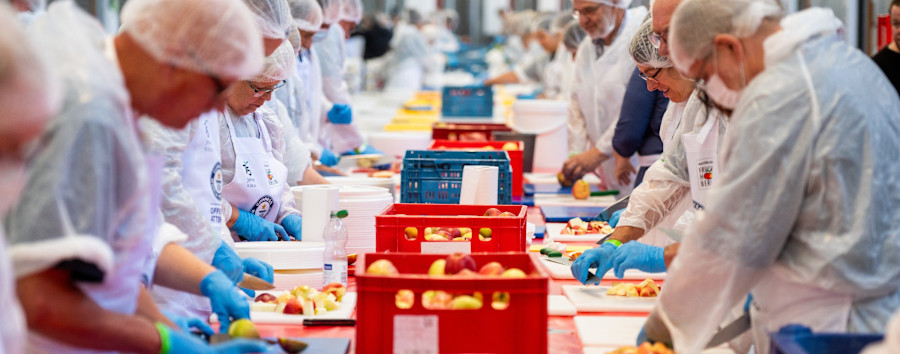 Zum 75. Firmenjubiläum des Fruchthofs: Berliner Tafel verteilt Ertrag aus dem Rekord-Obstsalat