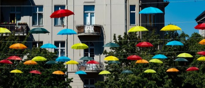 Wein nippen unter Sonnenschirmen