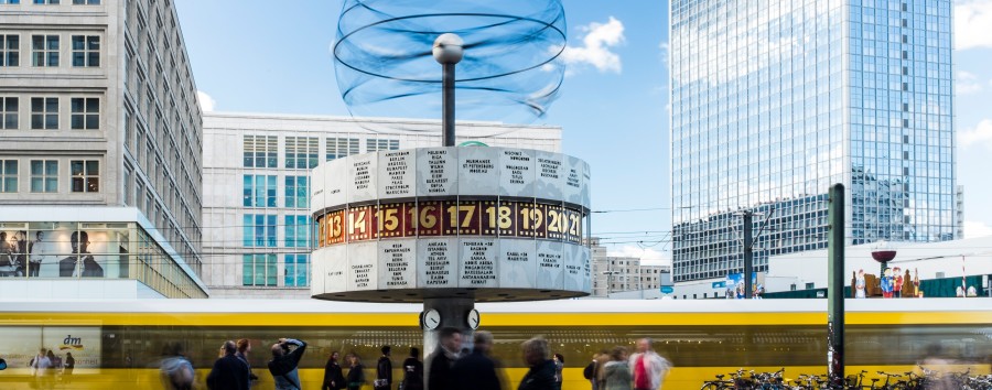 Fehleinstellung behoben: Weltzeituhr auf dem Alexanderplatz tickt wieder richtig