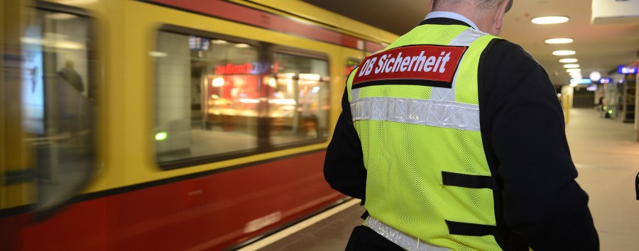 Gut sichtbare „Wotansknoten“: DB ermittelt wegen Sicherheitspersonal mit rechtsextremistischen Tattoos am Berliner Hauptbahnhof