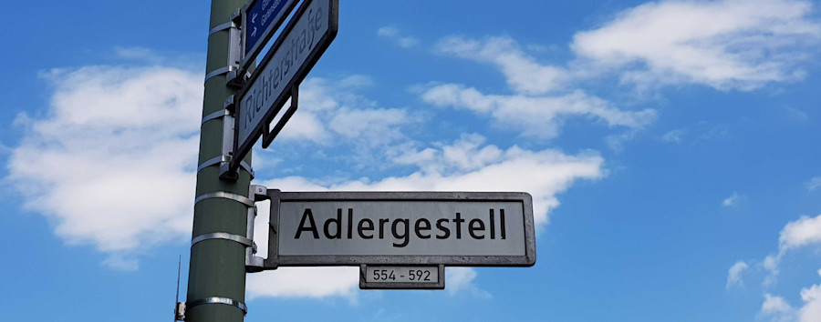 Ersatzverkehr auf Berliner Adlergestell: Falsche Info zur Haltestelle Richtung BER und Dauerstau