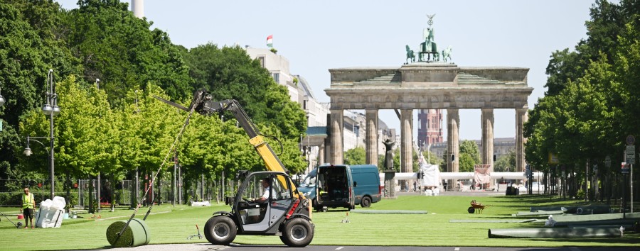 Berliner Fanmeile von Hostessendienst geschützt: Weitere seltsame Auftragsvergabe zur Fußball-EM