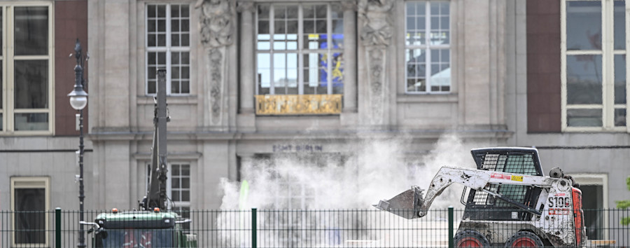 Welches Bauwerk ist zuerst fertig? Berliner Bauakademie liefert sich Schneckenrennen gegen Einheitswippe